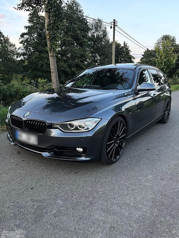 Grau Gebraucht 2013 BMW 330 Shadowline Kombi | 13.800 € (Guter Preis) - Bild 1/4