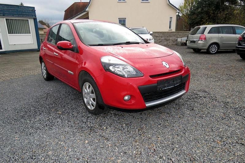 Rot Gebraucht 2011 Renault Clio III Dynamique Limousine | 4.690 € (Fairer Preis) - Bild 1/4