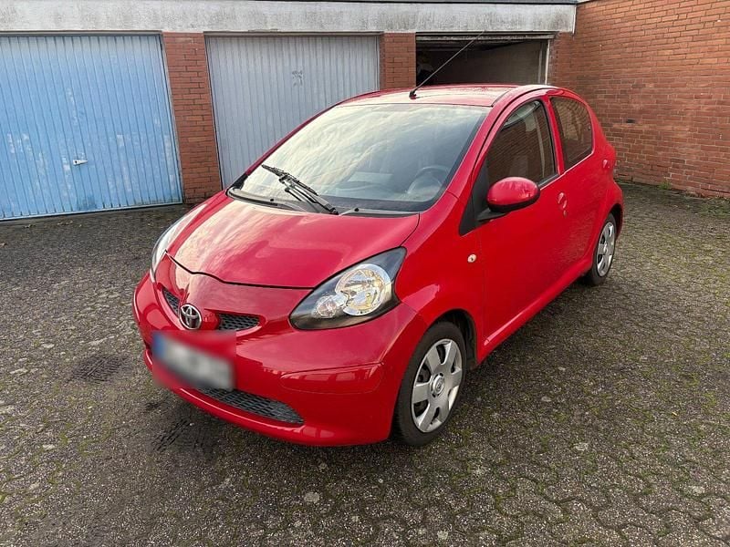 Rot Gebraucht 2005 Toyota Aygo Kleinwagen | 3.200 € (Fairer Preis) - Bild 1/4