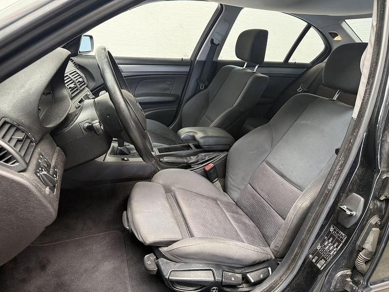 Gebraucht BMW 320 Sport Line 150 PS (110 kW) 2004 Black sapphire Limousine