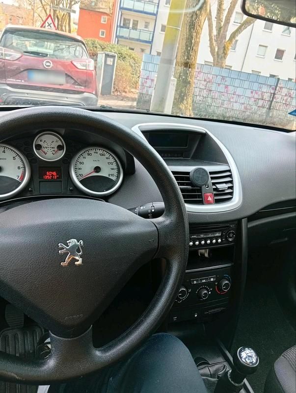 Gebraucht Peugeot 207 105 PS (77 kW) 2011 Silber Limousine