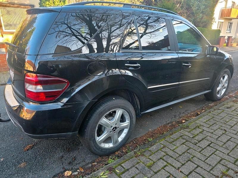 Gebraucht Mercedes ML320 224 PS (164 kW) 2008 Schwarz SUV