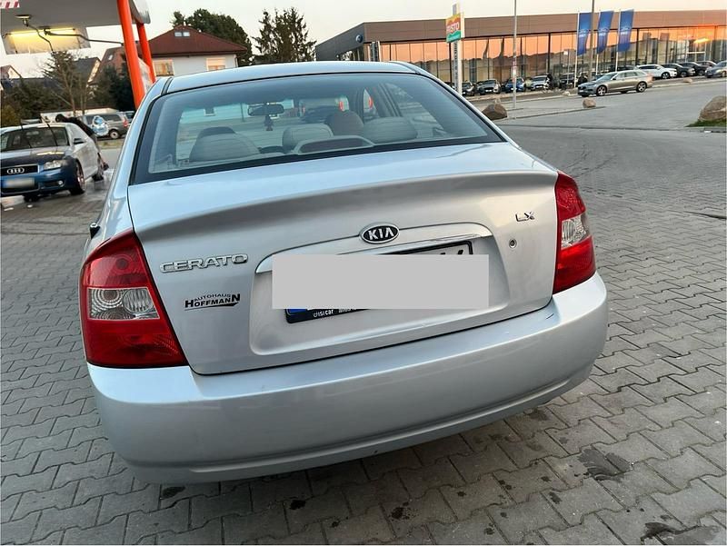 Gebraucht Kia Cerato LX 105 PS (77 kW) 2005 Silber Limousine