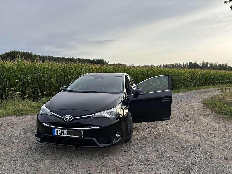 Schwarz Gebraucht 2015 Toyota Avensis Business Edition Kombi | 10.400 € (Etwas zu teuer) - Bild 1/4