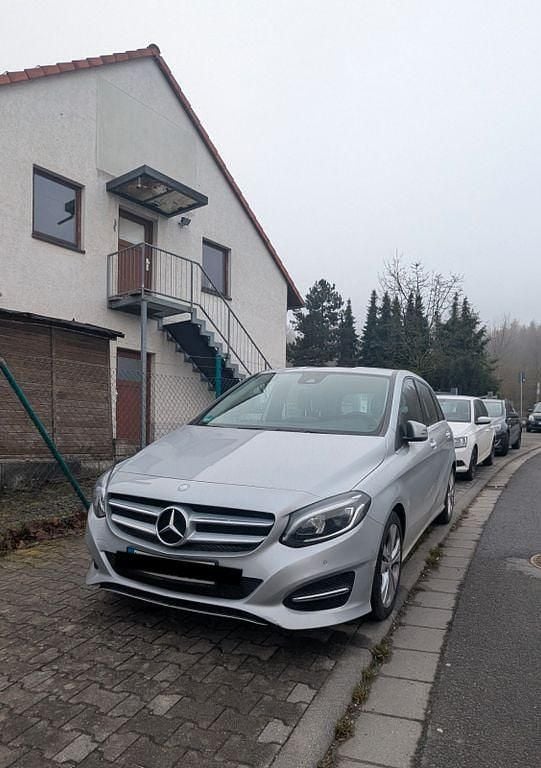 Silber Gebraucht 2015 Mercedes B200 Urban Van / Kleinbus | 11.750 € (Superpreis) - Bild 1/4