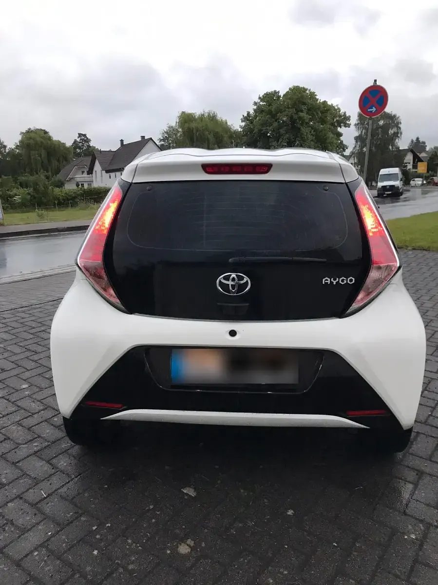 Gebraucht Toyota Aygo 60 PS (44 kW) 2015 Weiß Kleinwagen