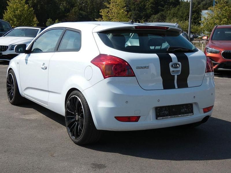 Używany Kia Ceed 90 KM (66 kW) 2011 Biały Hatchback