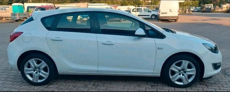 Gebraucht Opel Astra 101 PS (74 kW) 2012 Weiß Limousine