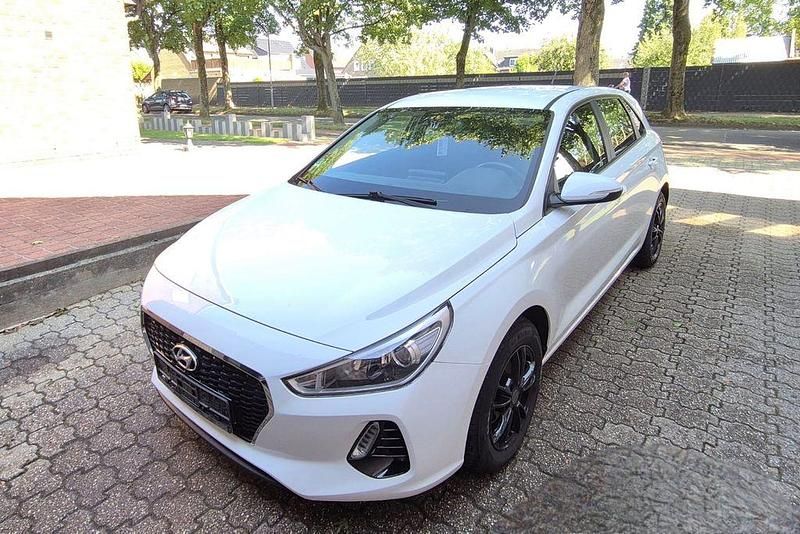 Weiß Gebraucht 2017 Hyundai i30 Select Limousine | 9.700 € (Guter Preis) - Bild 1/4