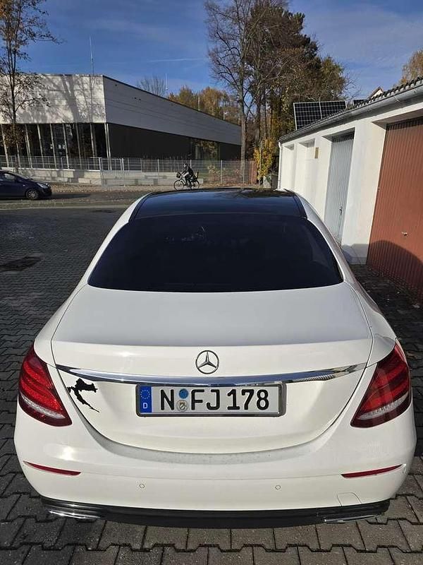 Weiß Gebraucht 2016 Mercedes E220 Limousine | 25.500 € (Etwas zu teuer) - Bild 1/4