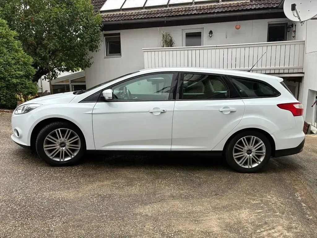 Gebraucht Ford Focus 125 PS (91 kW) 2014 Weiß Limousine