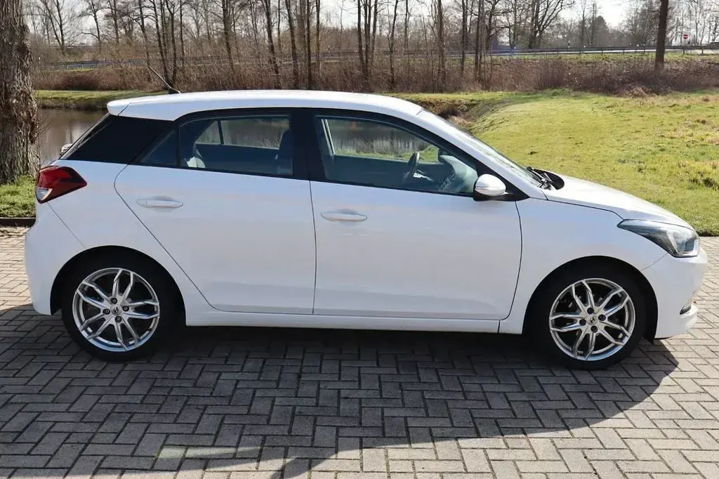 Gebraucht Hyundai i20 75 PS (55 kW) 2016 Weiß Kleinwagen