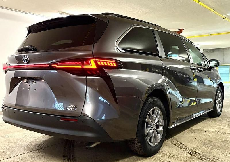 Gebraucht Toyota Sienna Plus 246 PS (180 kW) 2021 Grau Van / Kleinbus