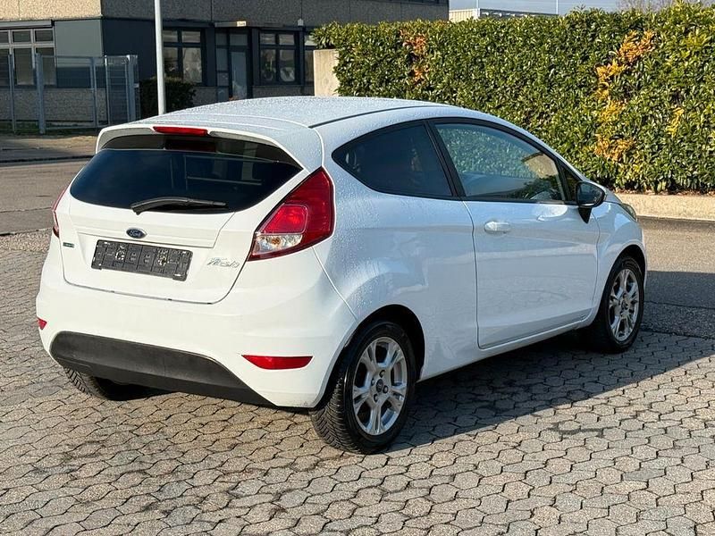 Gebraucht Ford Fiesta Titanium 101 PS (74 kW) 2014 Weiß Kleinwagen