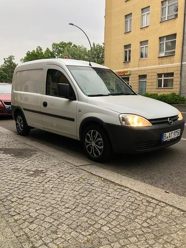 Weiß Gebraucht 2009 Opel Combo Van / Kleinbus | 2.500 € (Fairer Preis) - Bild 1/4