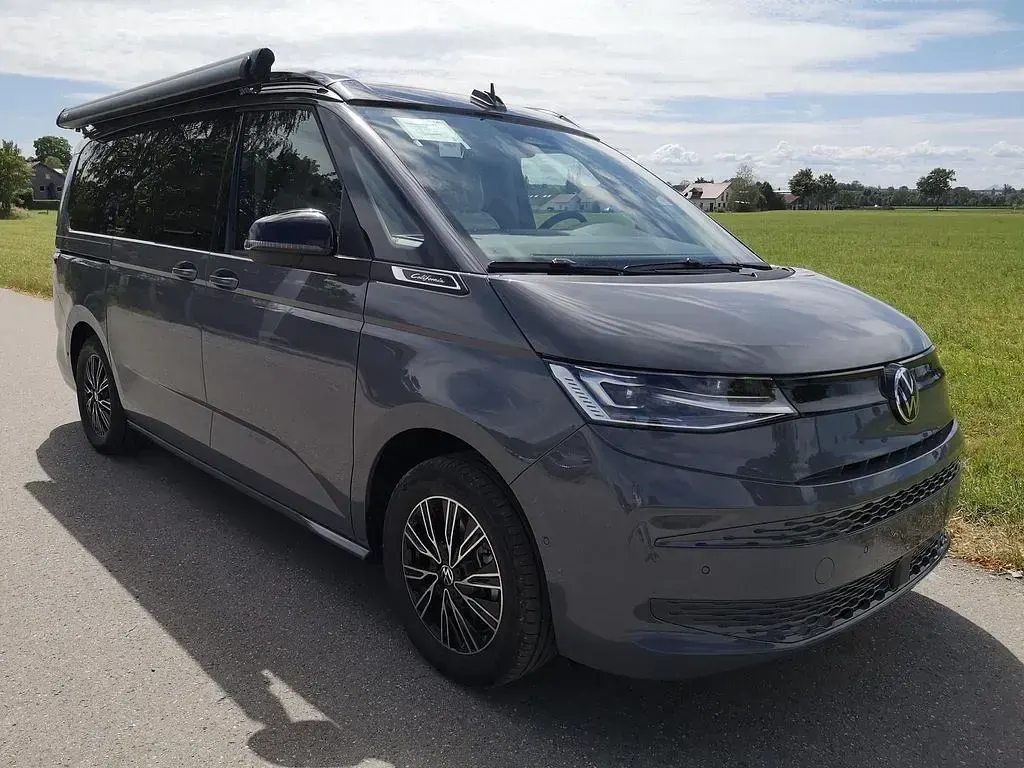 Neu VW California Beach 150 PS (110 kW) 2026 Grau Van