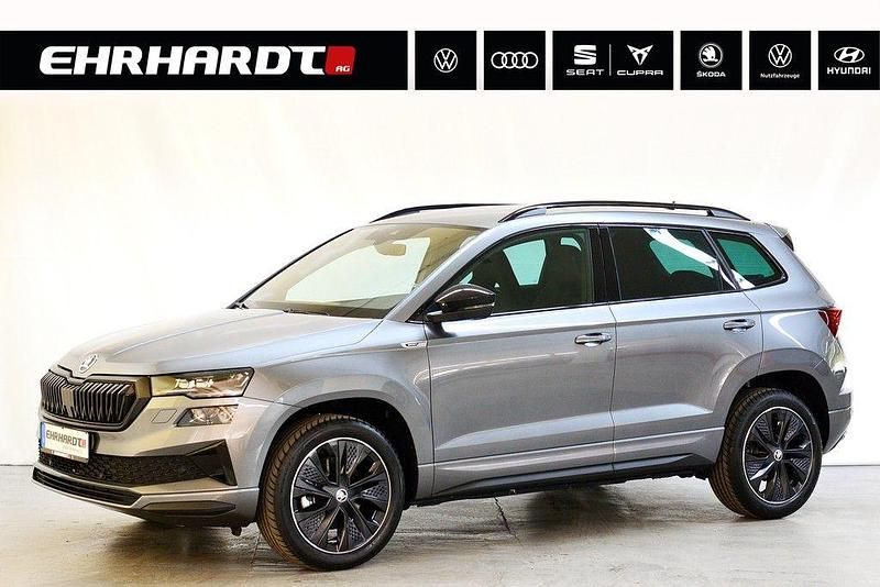 Graphitegrau metallic Gebraucht 2023 Skoda Karoq SportLine SUV | 28.990 € (Fairer Preis) - Bild 1/3