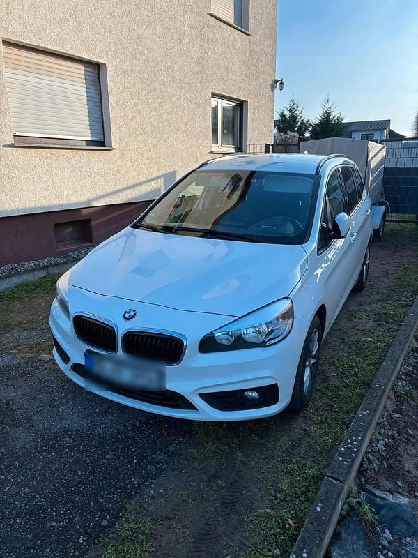 Weiß Gebraucht 2016 BMW 218 Gran Tourer M Sport Van / Kleinbus | 13.190 € (Guter Preis) - Bild 1/4