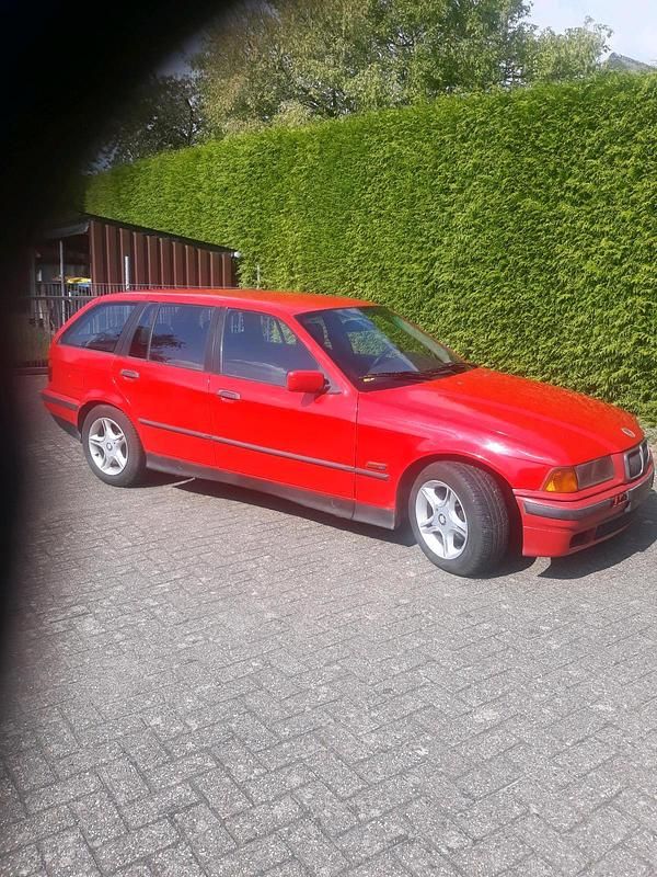 Rot Gebraucht 1996 BMW 318 Kombi | 1.400 € - Bild 1/4