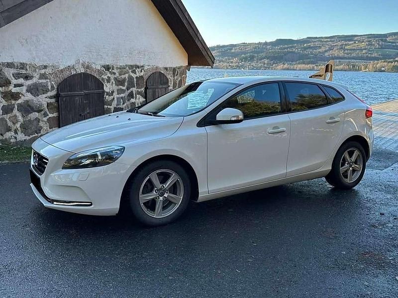Gebraucht Volvo V40 Kinetic 114 PS (83 kW) 2014 Weiß Limousine