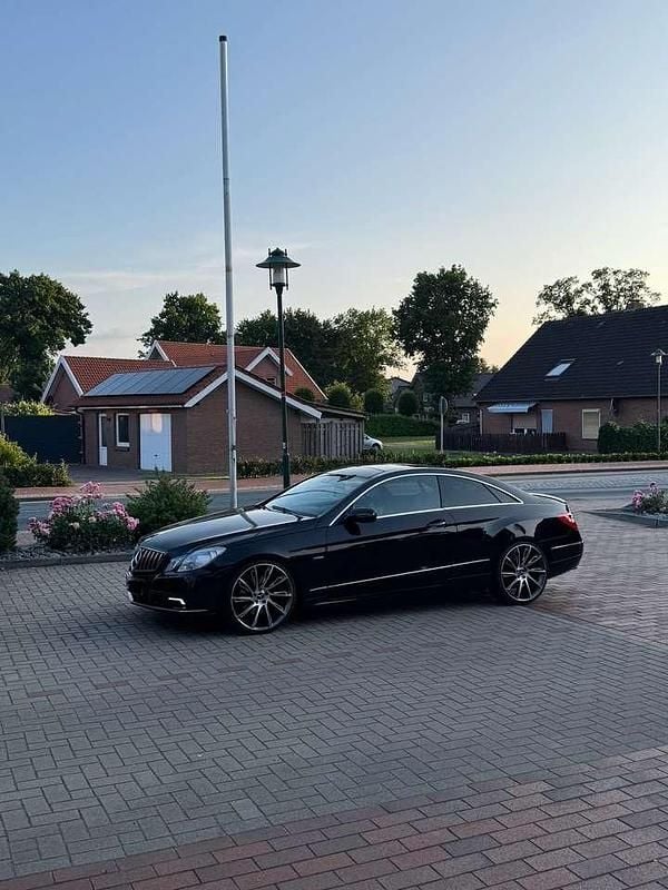 Schwarz Gebraucht 2009 Mercedes E350 Coupé | 7.600 € (Guter Preis) - Bild 1/4