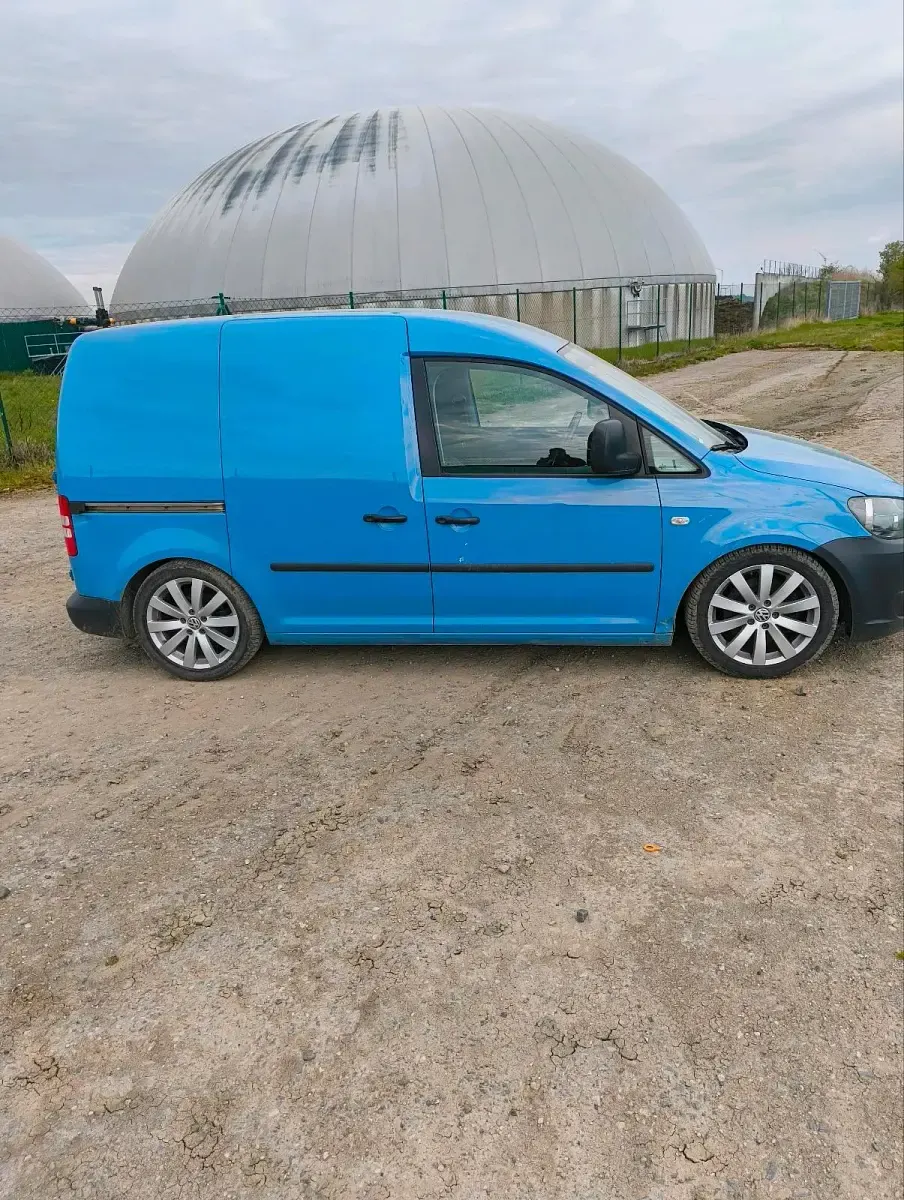 Usado VW Caddy 140 HP (102 kW) 2011 Azul Monovolume