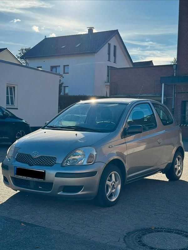 Grau Gebraucht 2003 Toyota Yaris Kleinwagen | 1.099 € (Fairer Preis) - Bild 1/4