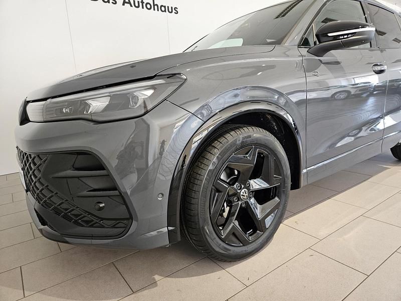 Gebraucht VW Tiguan R-line 150 PS (110 kW) 2024 Grau SUV