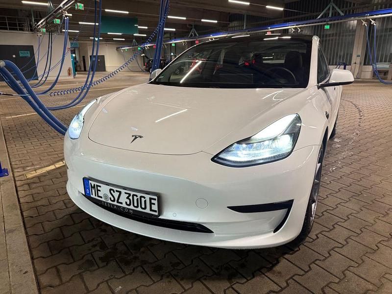 Weiß Gebraucht 2021 Tesla Model 3 Standard Range Plus Limousine | 20.460 € (Superpreis) - Bild 1/4
