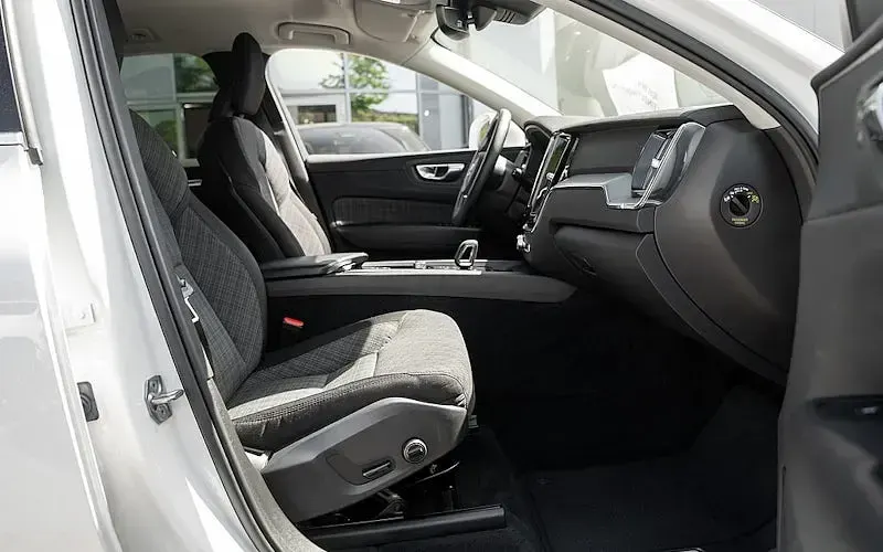 Gebraucht Volvo XC60 Momentum 197 PS (144 kW) 2022 Ice white SUV