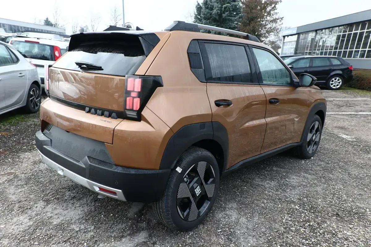 Neu Fiat Grande Panda La Prima 101 PS (74 kW) 2026 Luna bronze metallic Kleinwagen