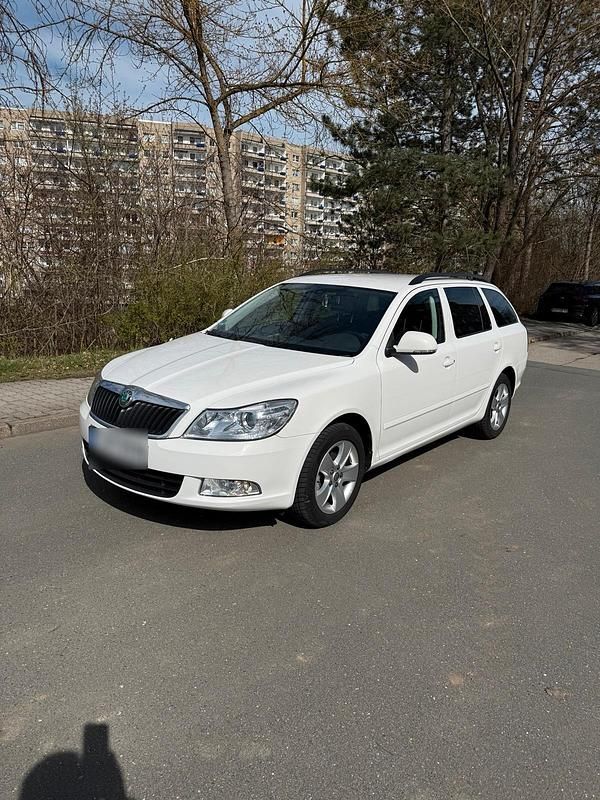 Gebraucht Skoda Octavia 105 PS (77 kW) 2011 Weiß Kombi