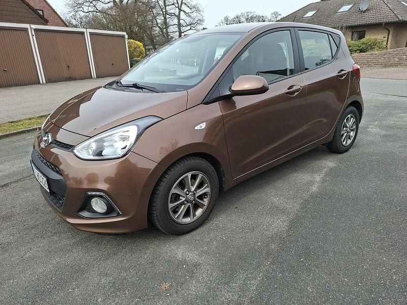 Gebraucht Hyundai i10 Edition 87 PS (63 kW) 2015 Braun Kleinwagen