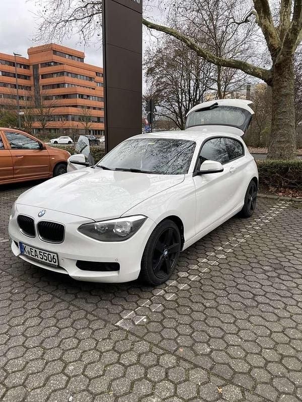 Weiß Gebraucht 2014 BMW 116 Sport Line Kleinwagen | 3.999 € (Guter Preis) - Bild 1/4