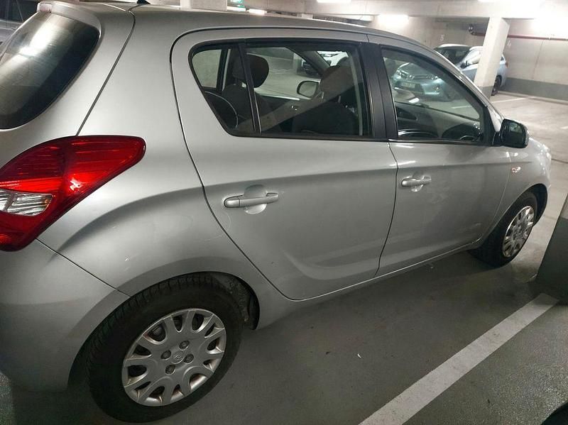 Gebraucht Hyundai i20 Classic 77 PS (56 kW) 2010 Silber Limousine