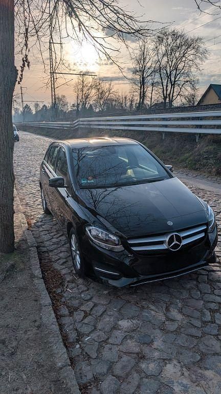 Gebraucht Mercedes B180 122 PS (89 kW) 2017 Schwarz Van / Kleinbus