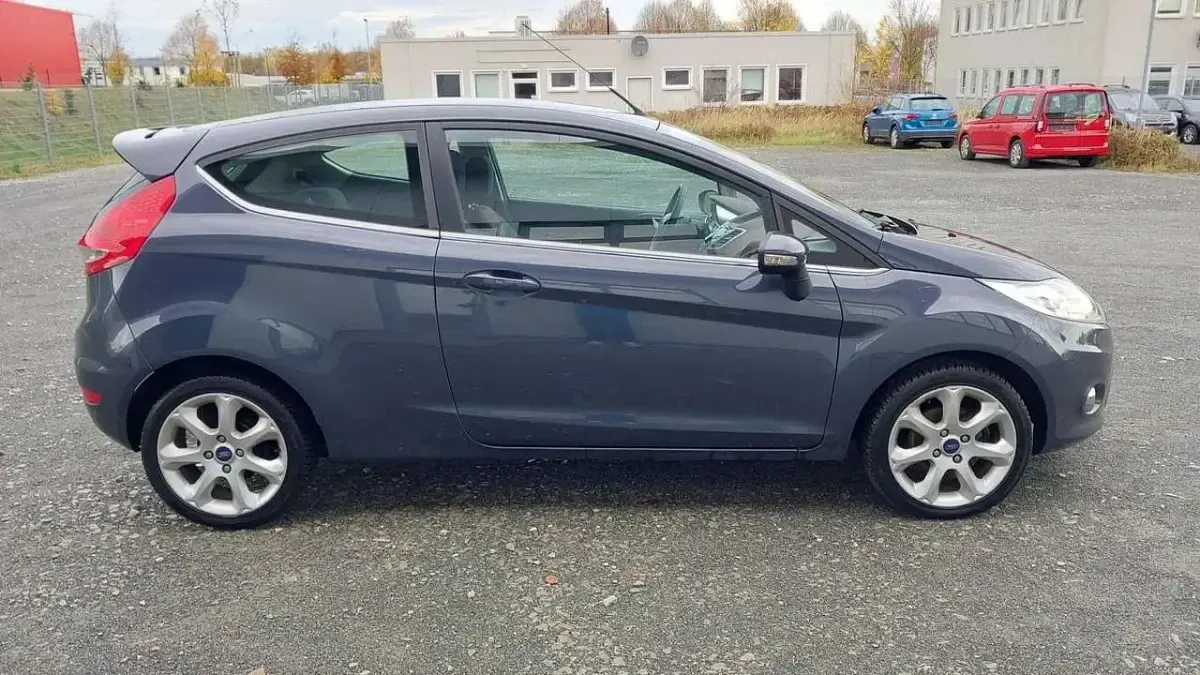 Gebraucht Ford Fiesta Titanium 82 PS (60 kW) 2012 Midnight skygrau metallic Kleinwagen