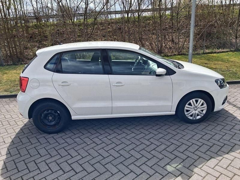 Gebraucht VW Polo Trendline 75 PS (55 kW) 2017 Weiß Kleinwagen