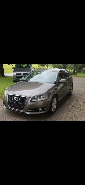 Grau Gebraucht 2011 Audi A3 Attraction Limousine | 3.150 € (Superpreis) - Bild 1/4