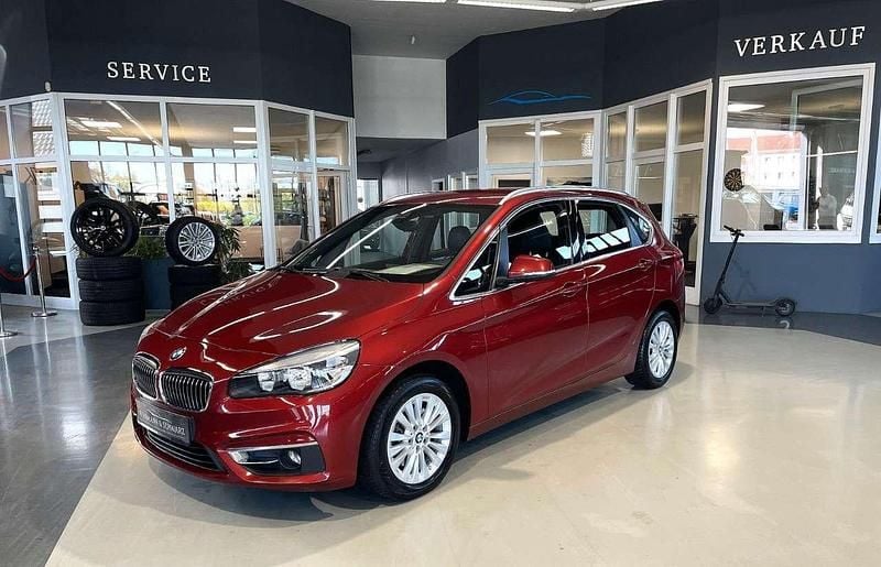 Flamencorot brillanteffekt met Gebraucht 2015 BMW 218 Luxury Line Kombi | 15.410 € (Fairer Preis) - Bild 1/4