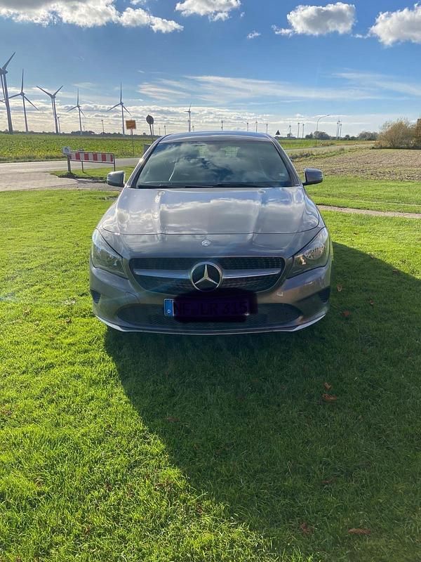Grau Gebraucht 2017 Mercedes CLA200 Shooting Brake Kombi | 15.900 € (Fairer Preis) - Bild 1/4