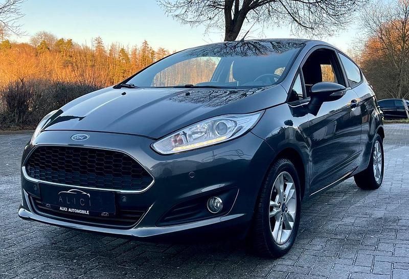 Grau Gebraucht 2016 Ford Fiesta Titanium Kleinwagen | 8.490 € (Fairer Preis) - Bild 1/4