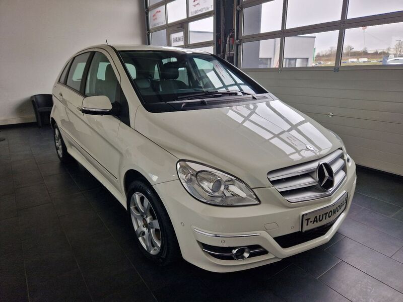 Weiß Gebraucht 2010 Mercedes 180 Limousine | 4.990 € (Fairer Preis) - Bild 1/4