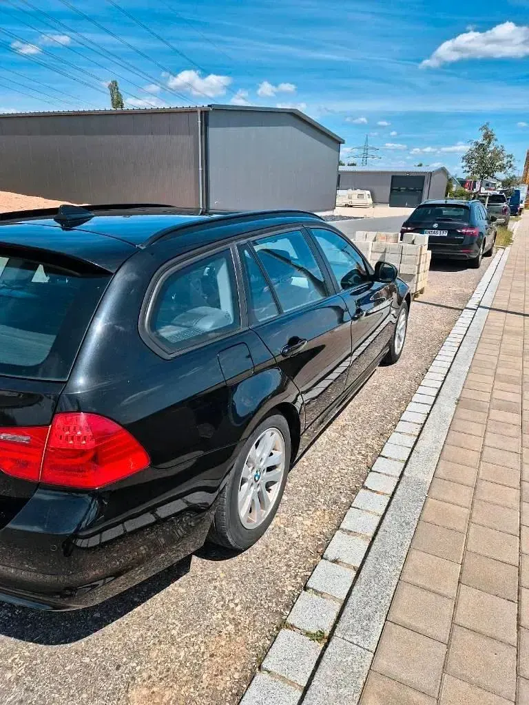 Gebraucht BMW 318 143 PS (105 kW) 2011 Schwarz Kombi