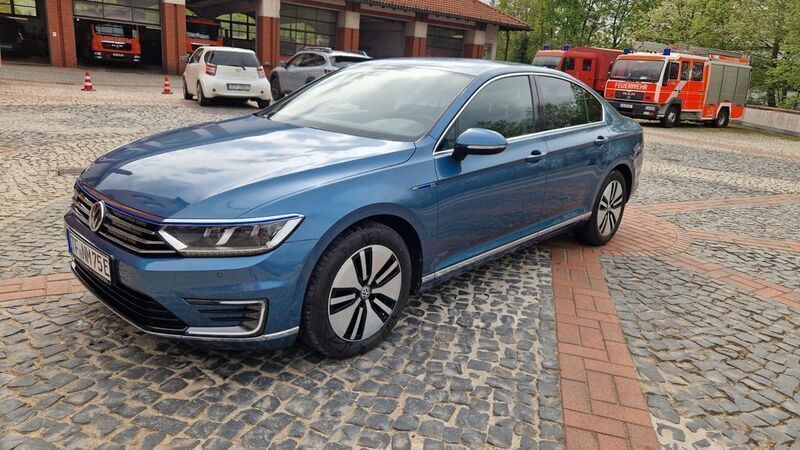 Blau Gebraucht 2017 VW Passat GTE Limousine | 16.995 € (Superpreis) - Bild 1/4