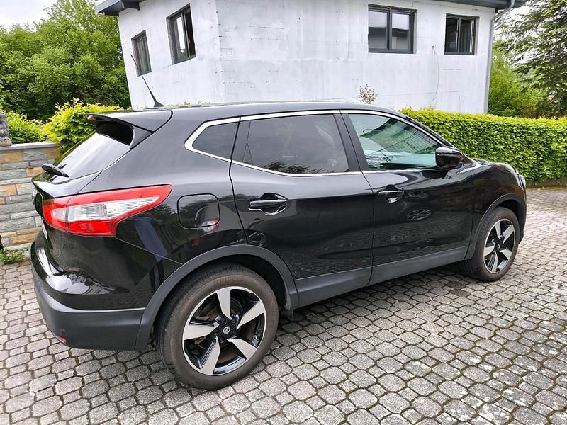 Gebraucht Nissan Qashqai 115 PS (84 kW) 2015 Schwarz SUV