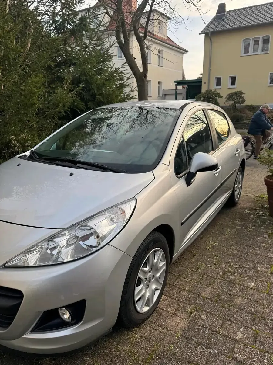 Gebraucht Peugeot 207 73 PS (53 kW) 2010 Silber Kleinwagen