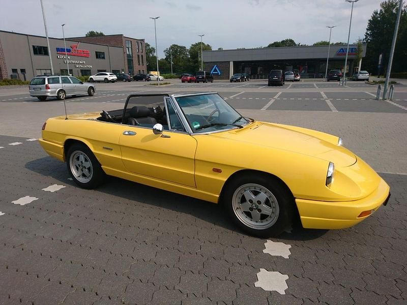 Gebraucht Alfa Romeo Spider 120 PS (88 kW) 1992 Gelb Cabrio