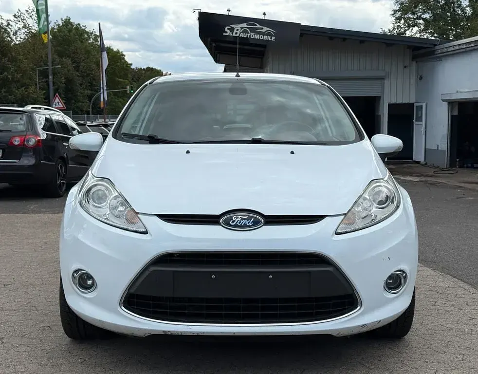 Gebraucht Ford Fiesta Titanium 95 PS (69 kW) 2012 Weiß Kleinwagen