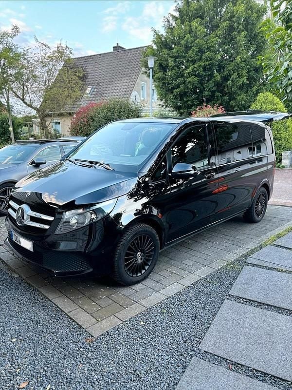 Schwarz Gebraucht 2020 Mercedes V220 Van / Kleinbus | 37.990 € (Fairer Preis) - Bild 1/4